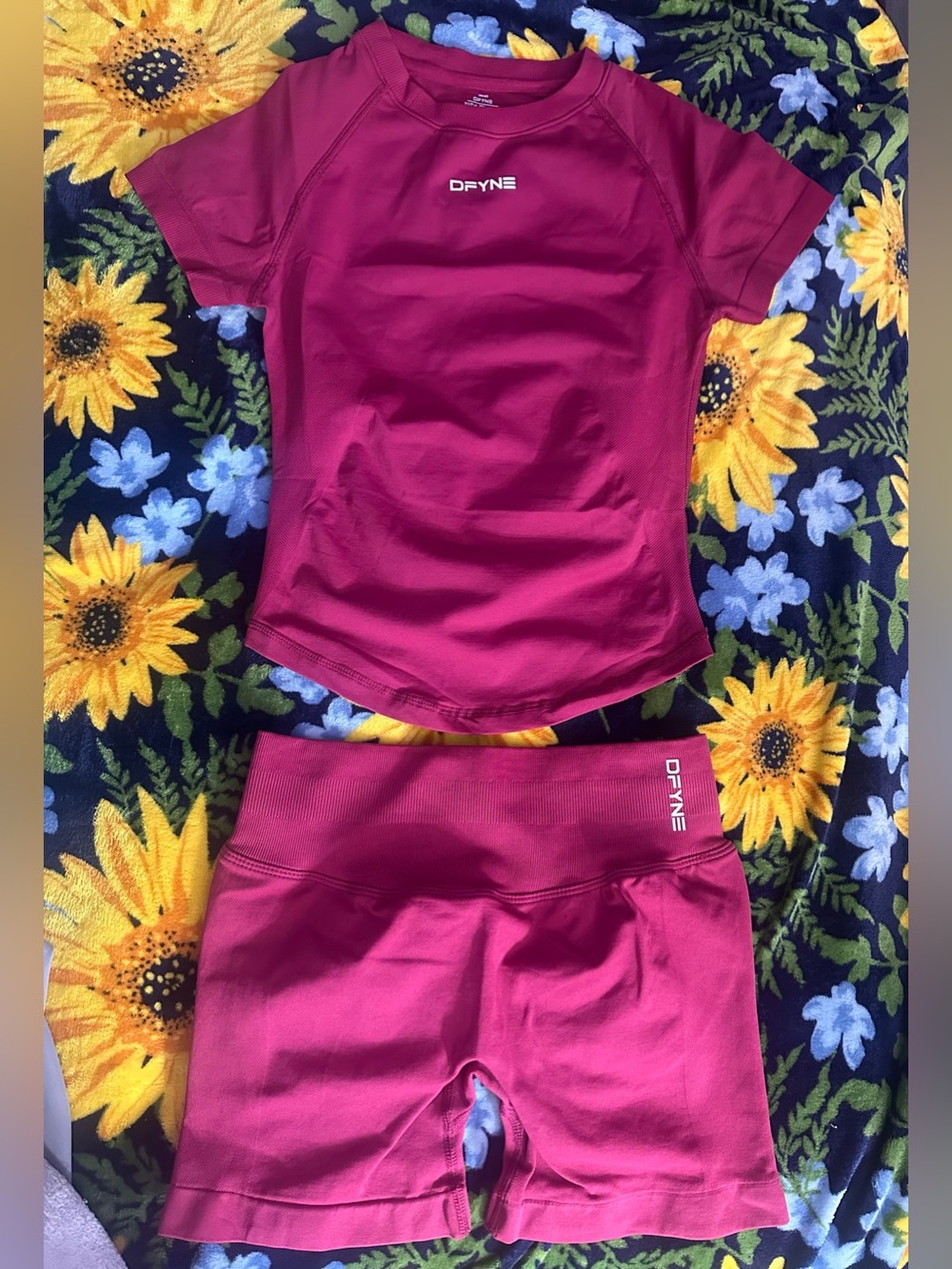 DFYNE Women's burgundy Active Shorts set